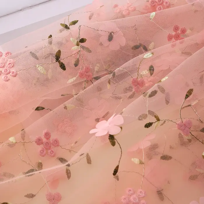 Magnifique tissu en dentelle brodée florale