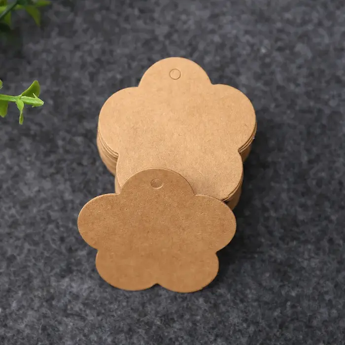 Étiquettes en papier kraft blanc en forme de fleur