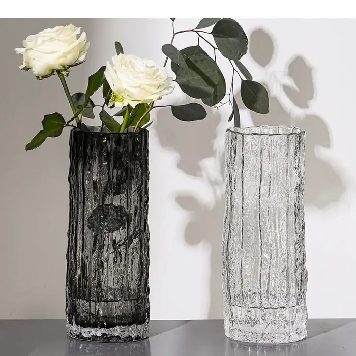 Vase en verre transparent plissé en forme de cylindre