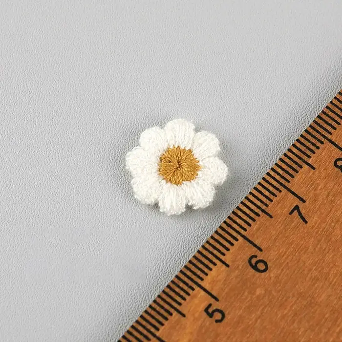 Fleurs pour loisirs créatifs, 20 pièces, petites fleurs de marguerite blanches en tissu brodé avec a