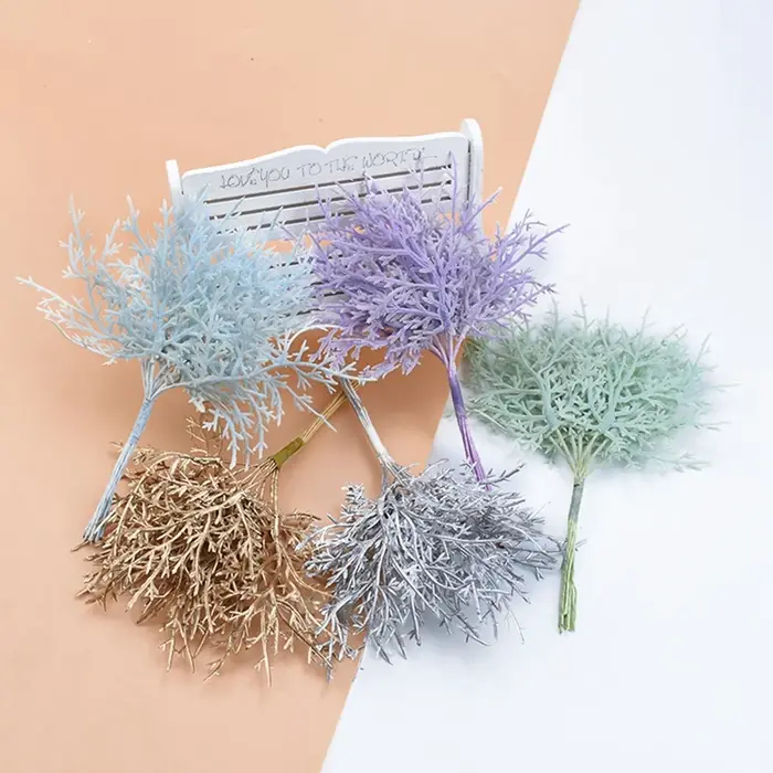 Vase de plantes artificielles en plastique