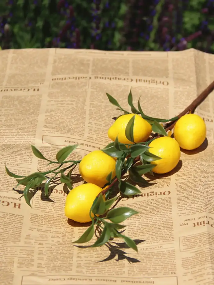 Branche de fruits de citron de luxe avec feuilles vertes