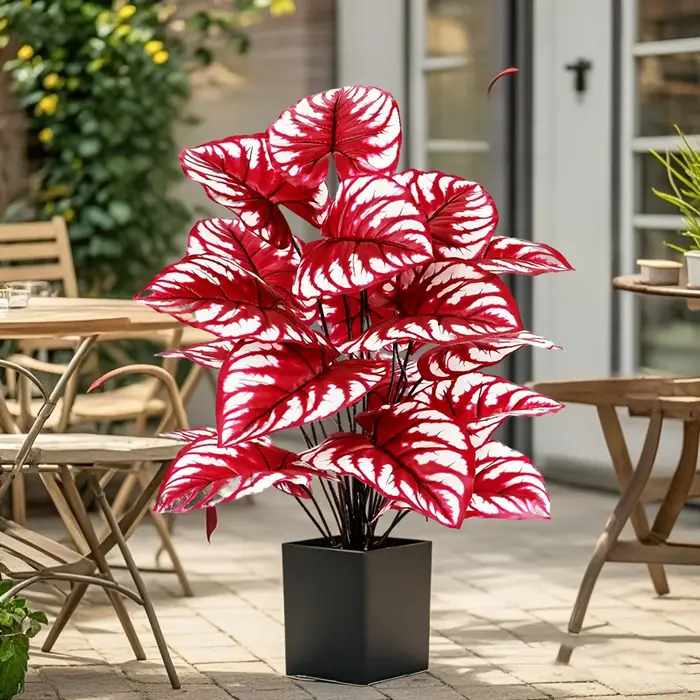 Plante artificielle à feuilles rouges avec rayures blanches