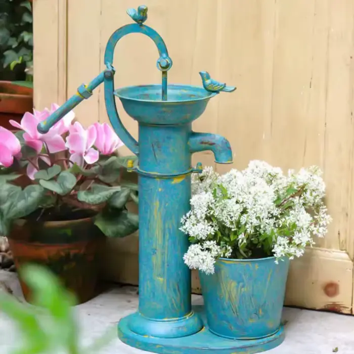Pot de fleurs en métal en forme de pompe à eau
