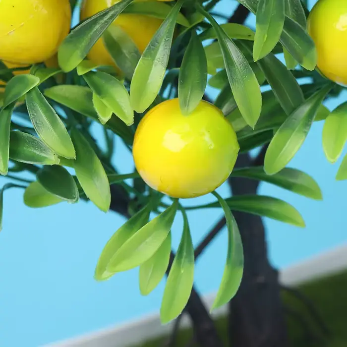 Plantes artificielles de citron en pot