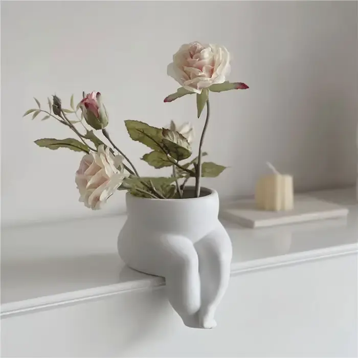 Vase à jambes en céramique décoratif
