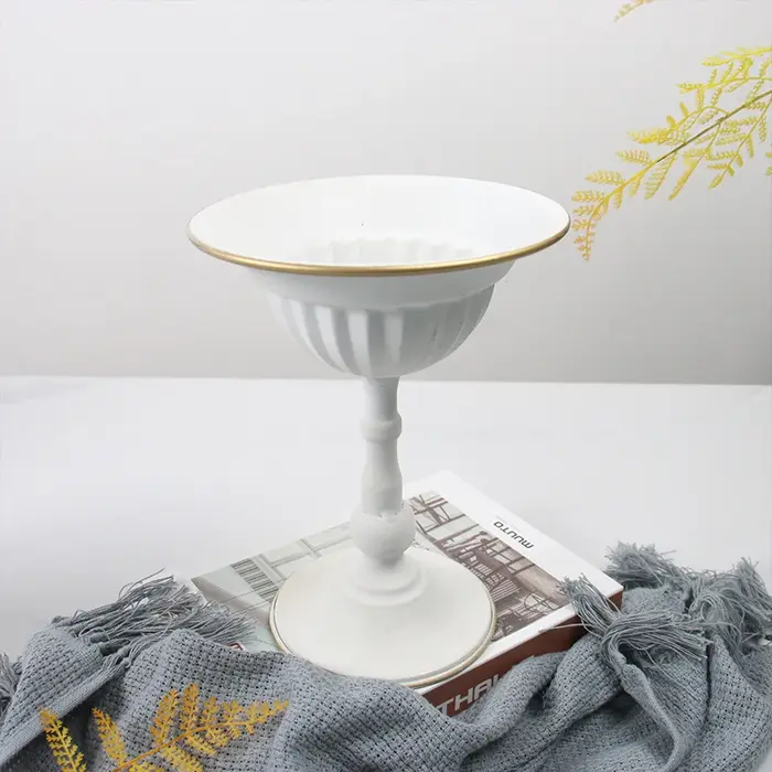 Pot de fleur en fer forgé blanc