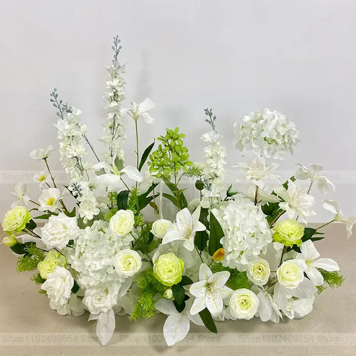 Composition florale au sol de roses blanches