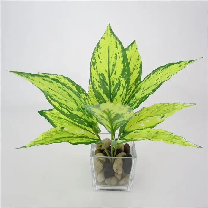 Plante verte artificielle en plastique