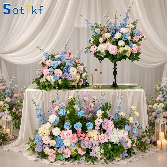 Composition florale bleue et rose en boule