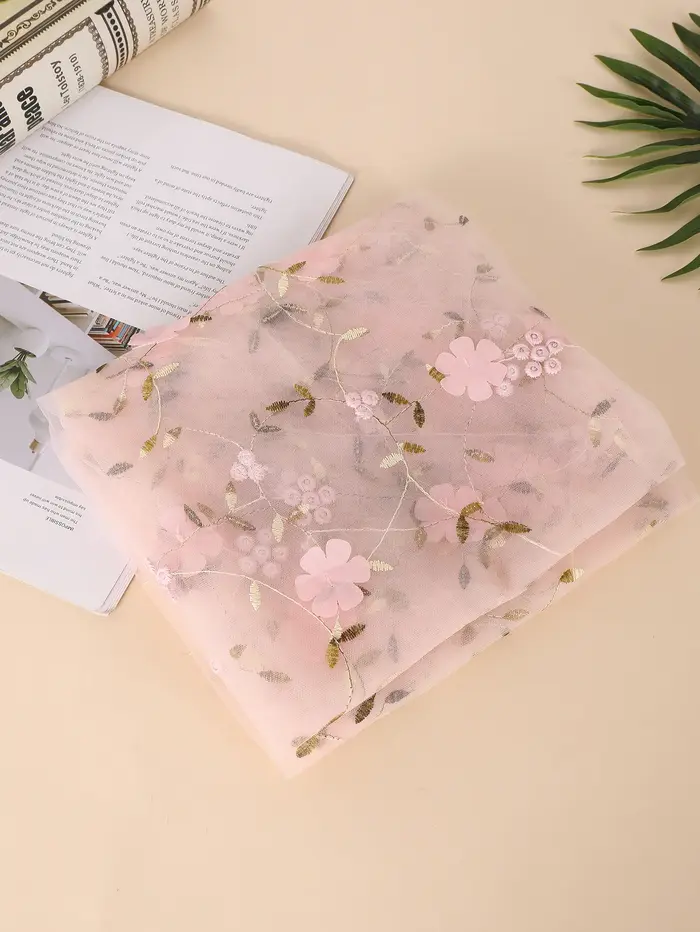 Magnifique tissu en dentelle brodée florale