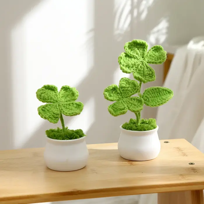 Plante tricotée mignonne en pot à quatre feuilles au crochet