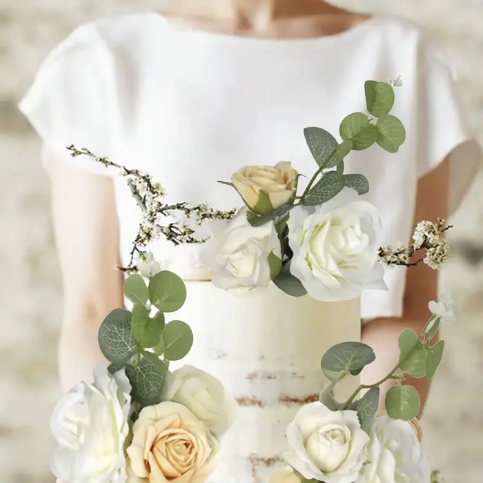 Décoration de gâteau bohème avec des fleurs blanches