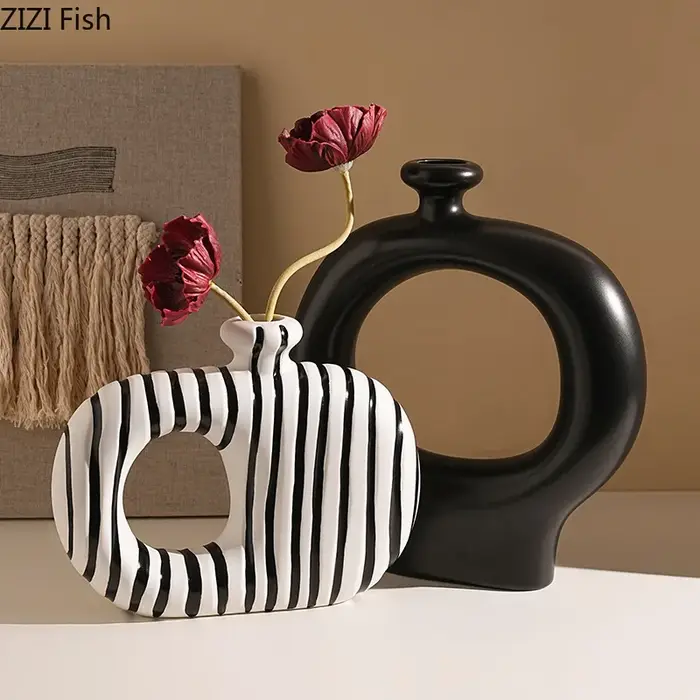 Vase en céramique à rayures zébrées