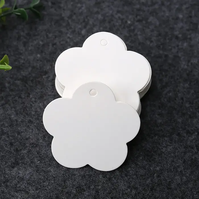 Étiquettes en papier kraft blanc en forme de fleur