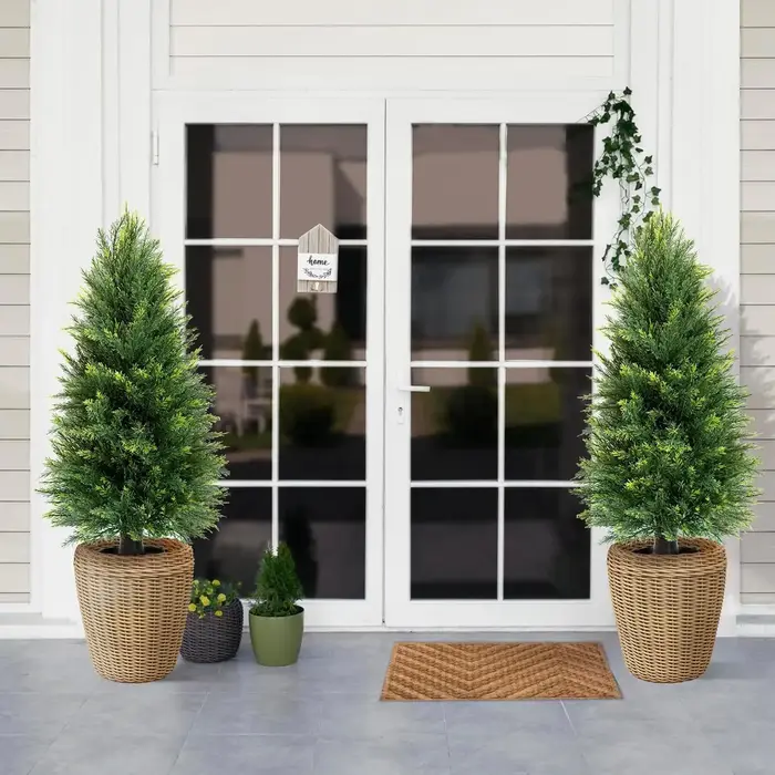 Plantes vertes artificielles en pot (pins et cyprès) pour décorations de Noël