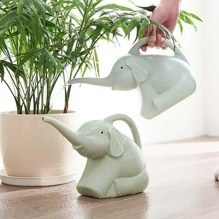 Arrosoir en plastique en forme d'éléphant