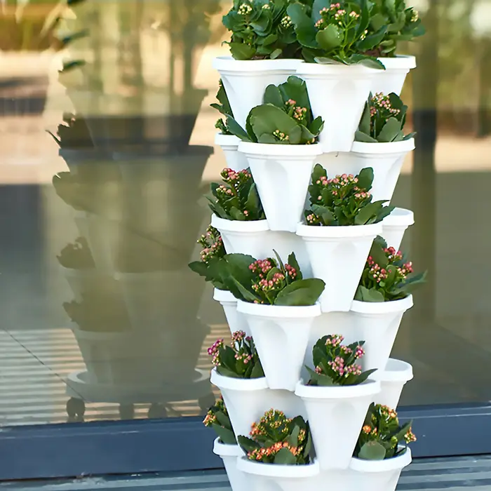 Jardinières verticales empilables pour la plantation de fraises dans le jardin