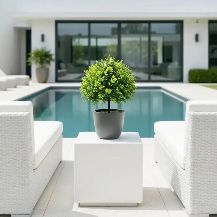 Plantes vertes artificielles sur piquet