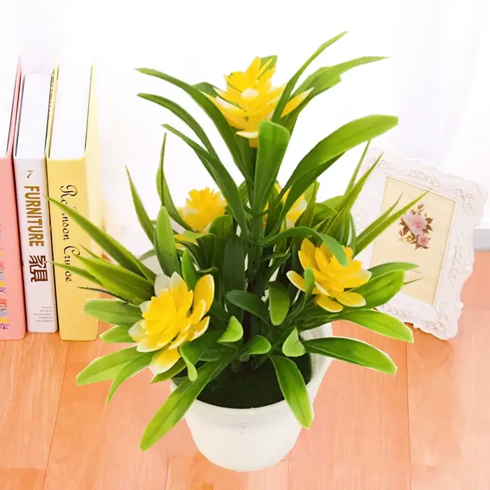 Pot de plantes à fleurs artificielles