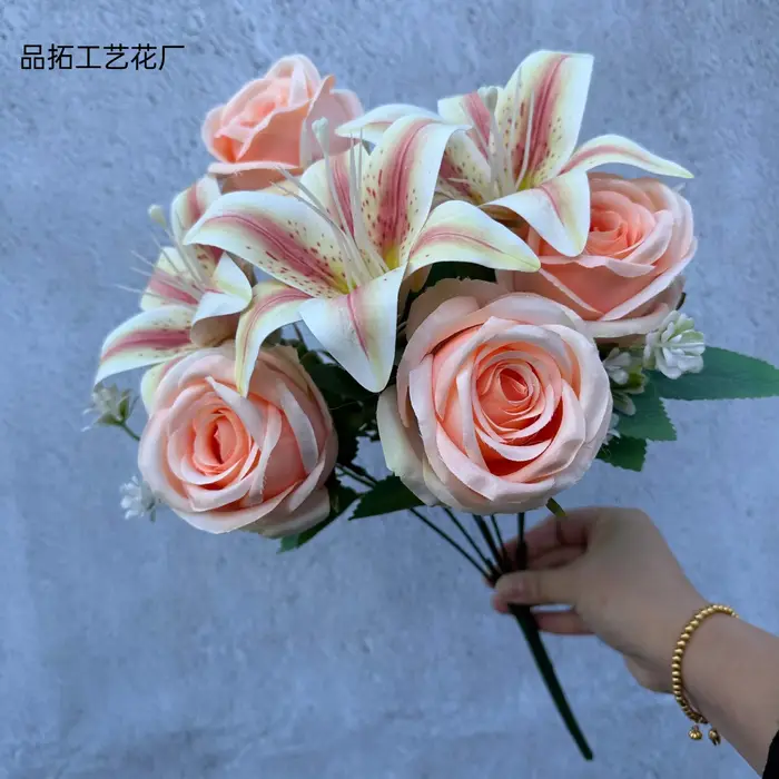 Bouquet de Couleurs Printanières : 9 Tiges de Roses et Lys Mixtes
