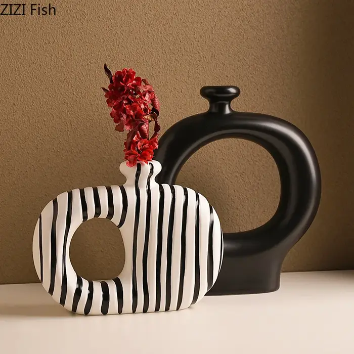 Vase en céramique à rayures zébrées