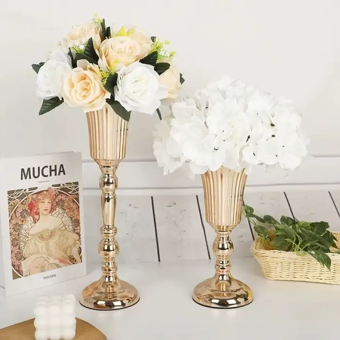 Vase romantique en fer forgé doré