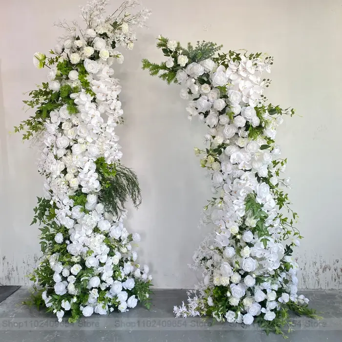 Décoration florale de mariage avec rangée de roses blanches et feuilles vertes