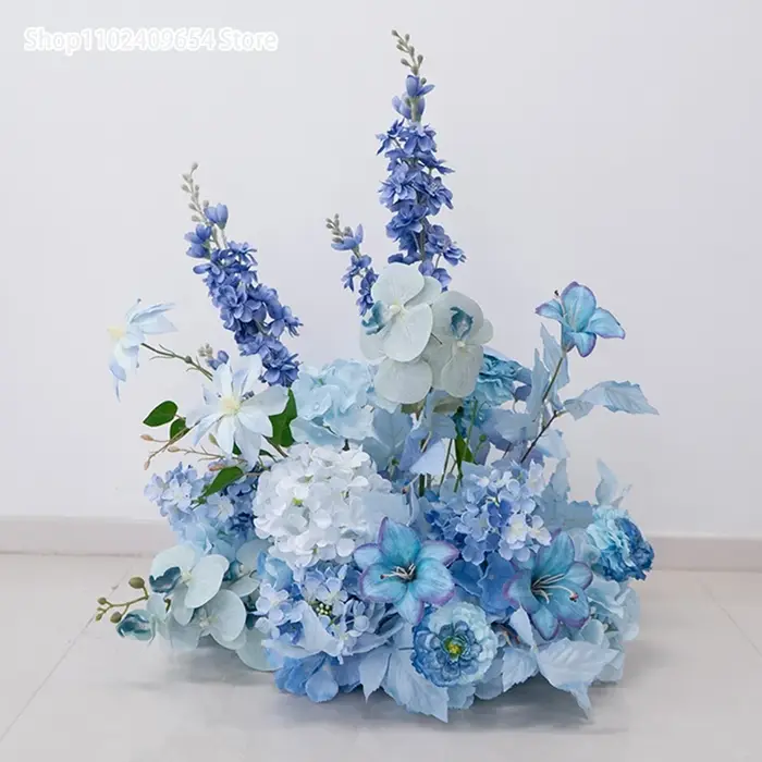 Fleurs artificielles bleues suspendues