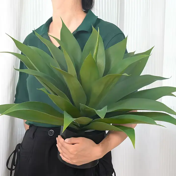 Plante succulente verte artificielle d'agave tropicale avec pot