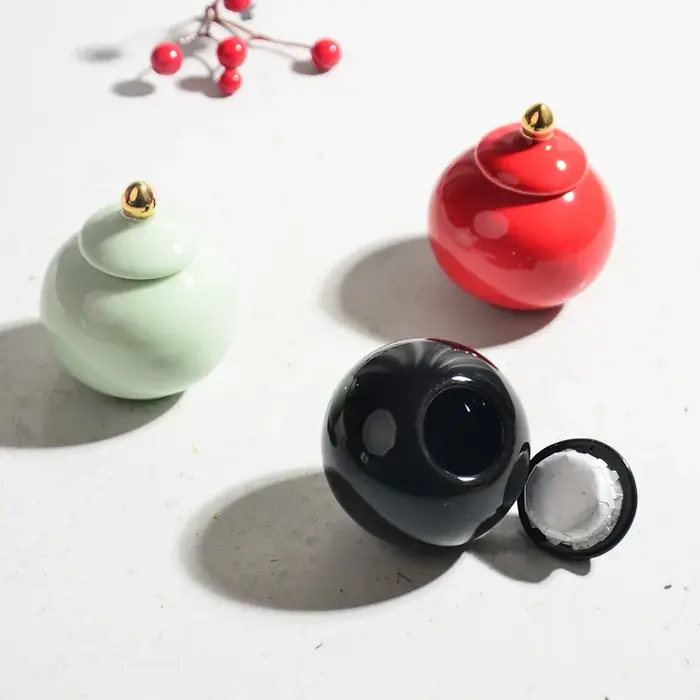 Mini pot rond en céramique peint en or