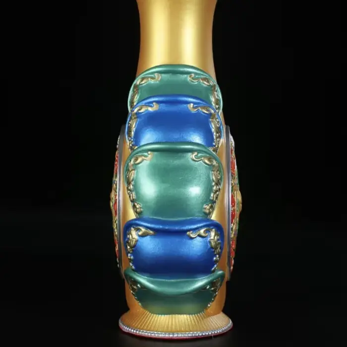 Vase bouddhiste en résine violette