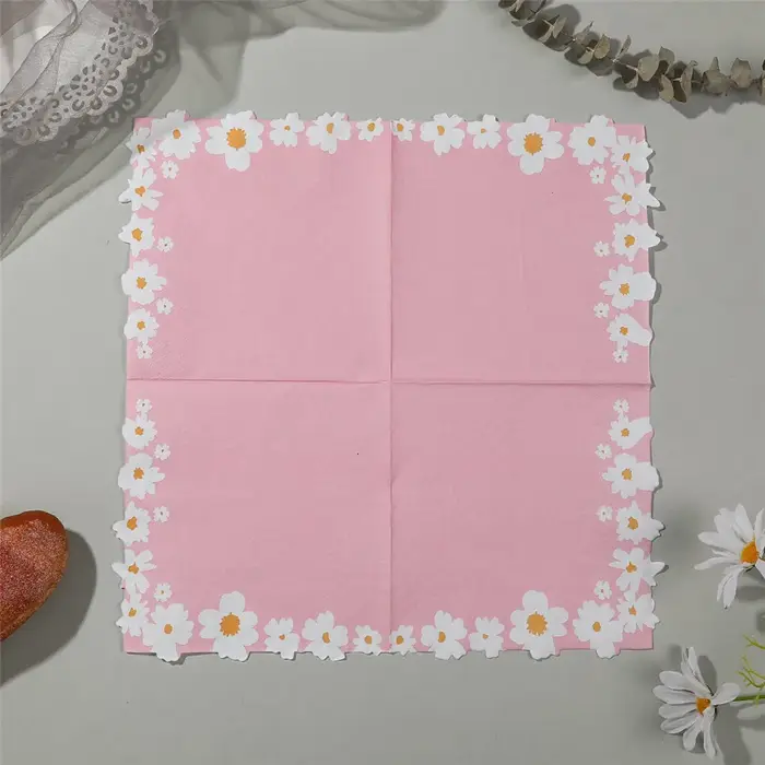 Serviettes en papier roses imprimées de fleurs
