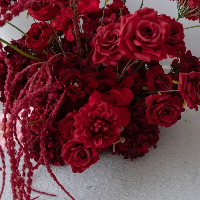 Fleur artificielle rouge bordeaux pour décoration de table