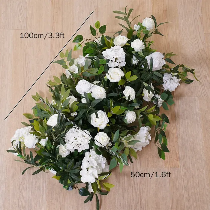 Décor d'arche de mariage extérieur avec roses blanches et feuilles vertes, arrangement floral, rangé