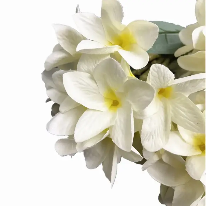 Une branche de fleur Frangipanier en soie avec feuilles vertes Plumeria Rubra fleur Frangipani blanche