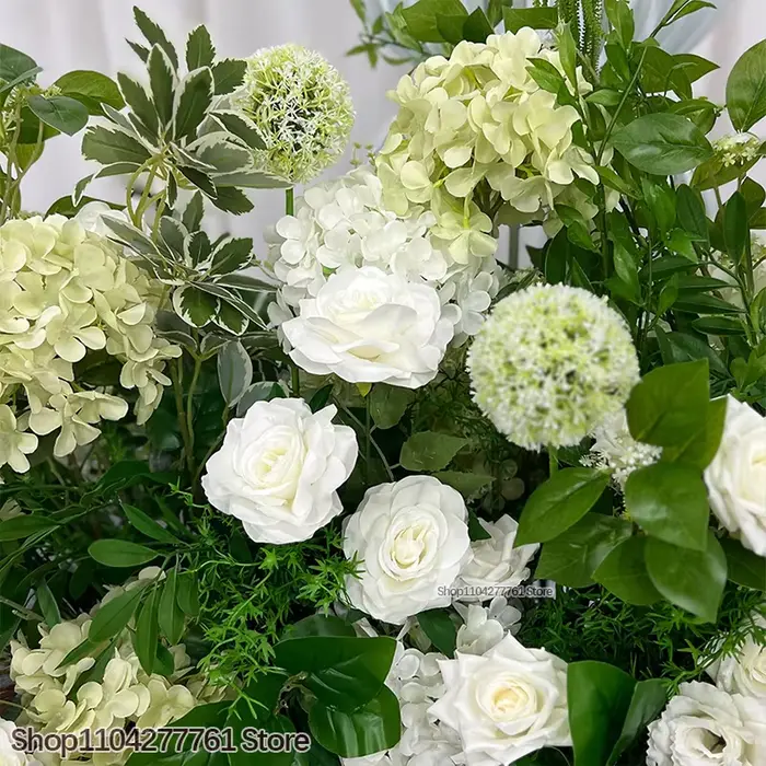 Décor de mariage, rangée de fleurs