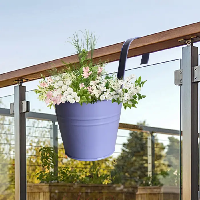 Pots de fleurs en métal avec trous de proximité