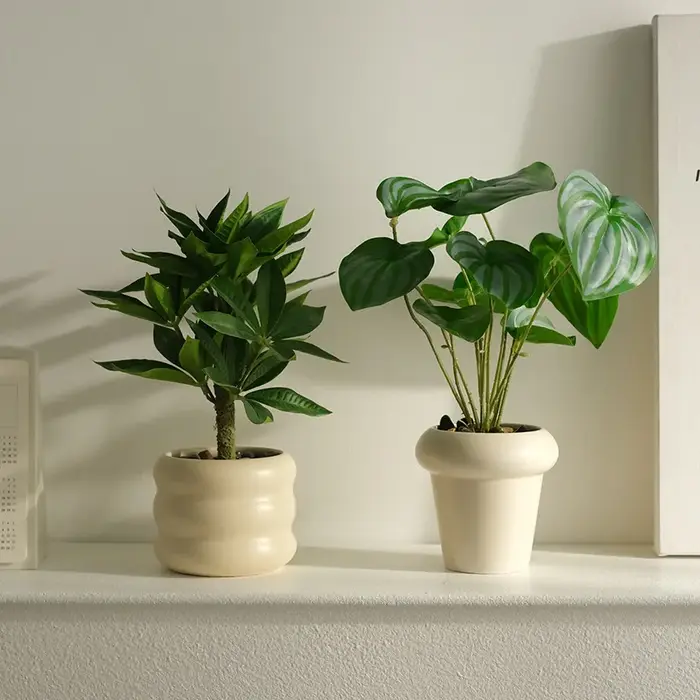 Plante artificielle décorative en pot de petite taille