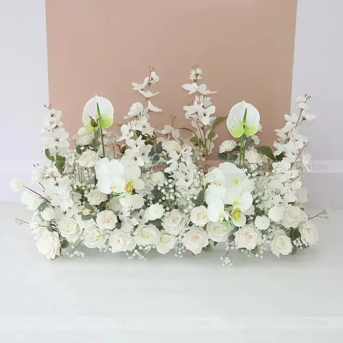 Composition florale au sol de roses blanches