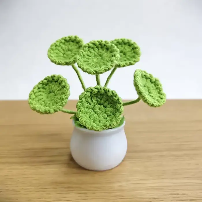 Joli pot de plante artificielle en crochet