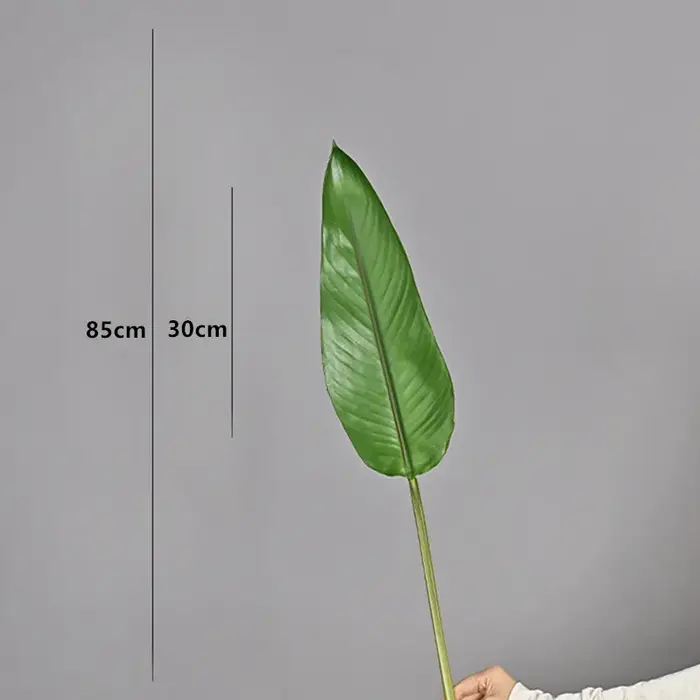 Les feuilles de bananier artificielles et les oiseaux du paradis conviennent aux décorations de mais