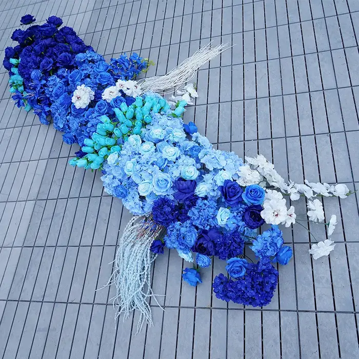 Décor floral extérieur pour mariage : rangée de fleurs de glycine bleue
