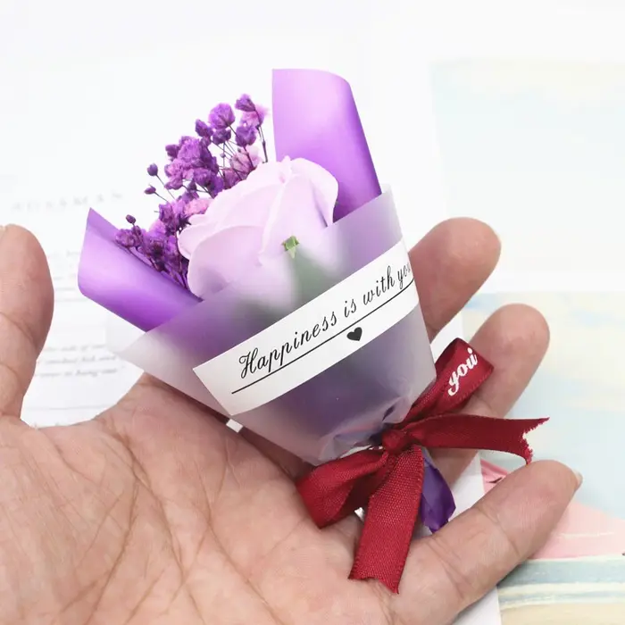 Un bouquet de petites fleurs séchées naturelles