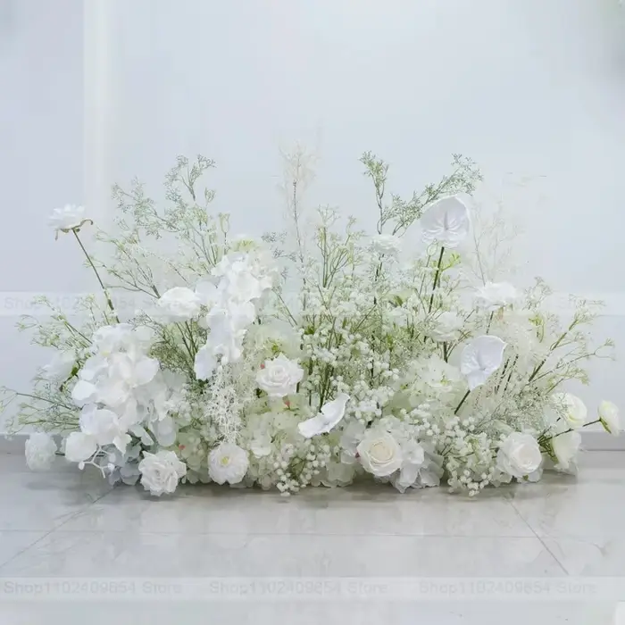 Composition florale au sol de roses blanches