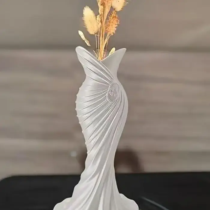 Vase en plastique élégant en forme de robe