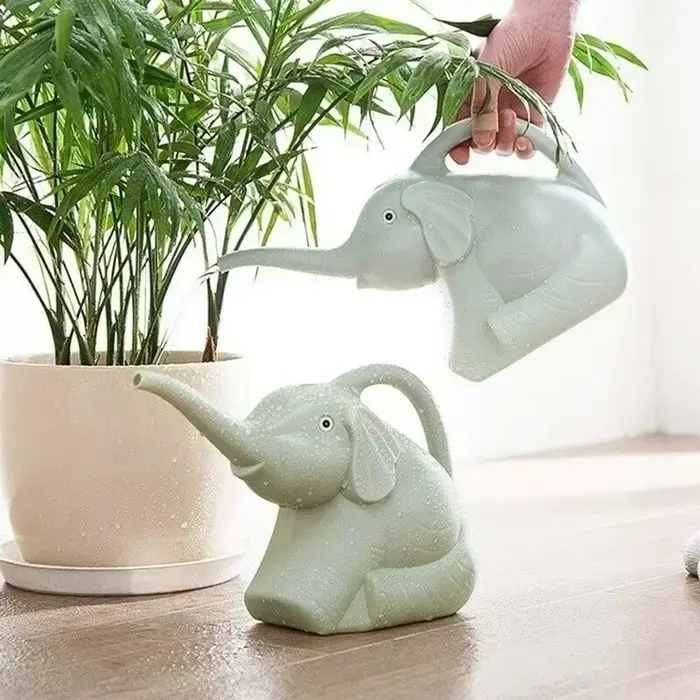 Arrosoir en plastique en forme d'éléphant