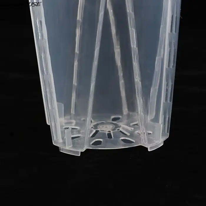 Pot de plante en plastique transparent