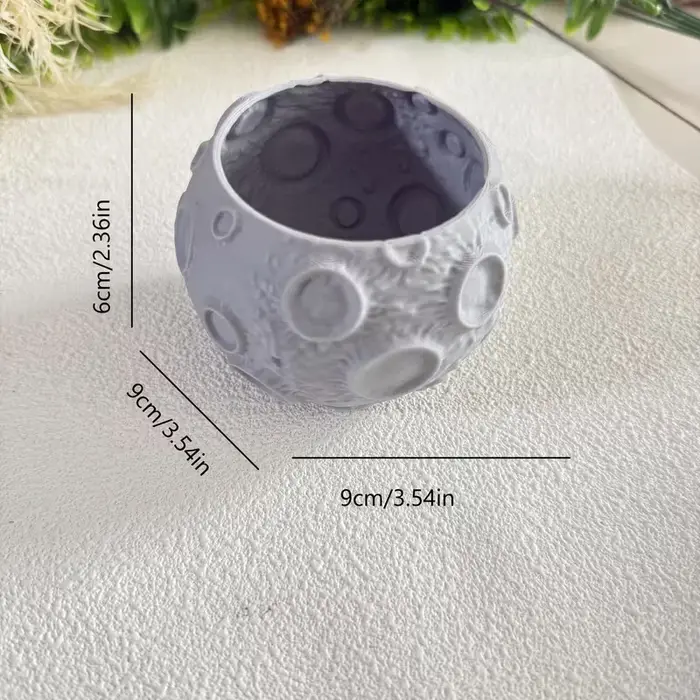 Pot de fleurs en forme de lune avec design de surface lunaire et texture réaliste, adapté aux petite