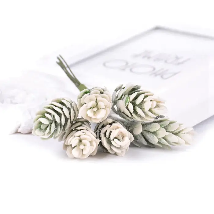 Fleurs artificielles en forme de pomme de pin